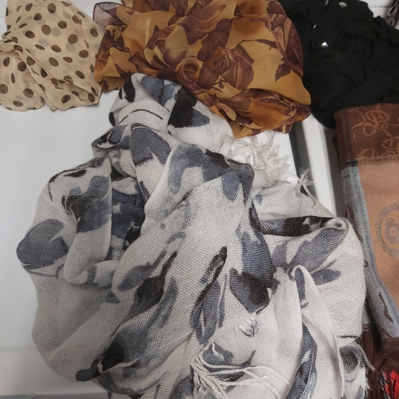 Huge Scarf Bundle (7 Scarves) - Picture 3 of 6